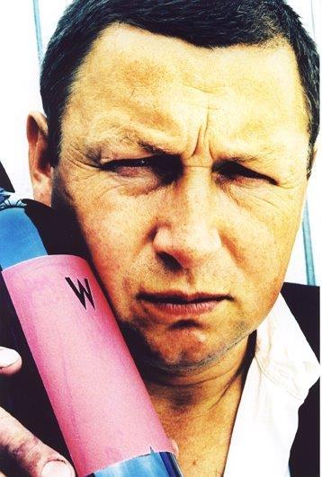 schwarz-hans_99er_schwarzrot