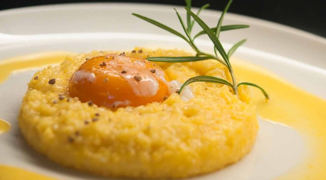 Orangenpolenta mit Eigelb