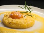 Orangenpolenta mit Eigelb