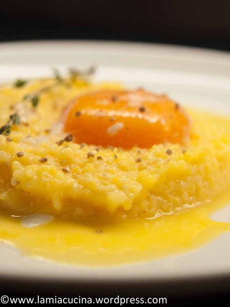 Orangenpolenta mit Eigelb