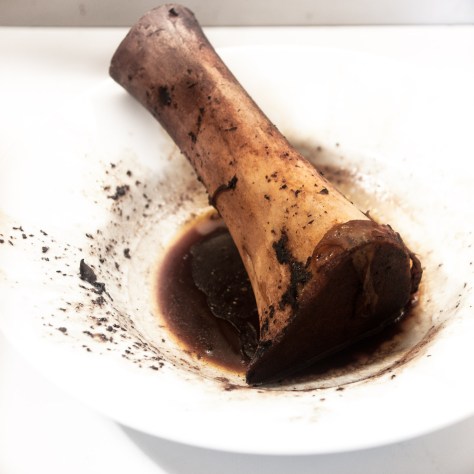 Knochen zum Risotto mit Grünspargel