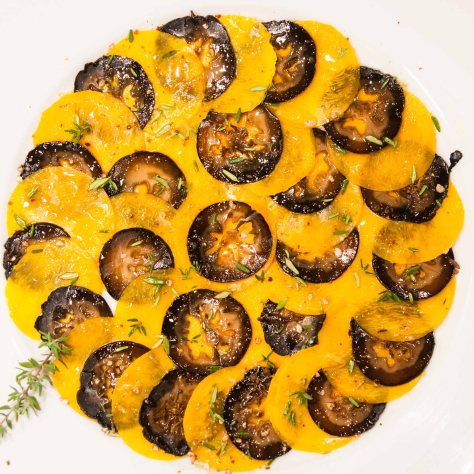 Kuerbis und schwarze Nuesse