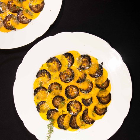 Kuerbis und schwarze Nuesse