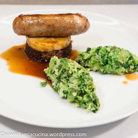 Wurst auf Lebkuchen und Apfel