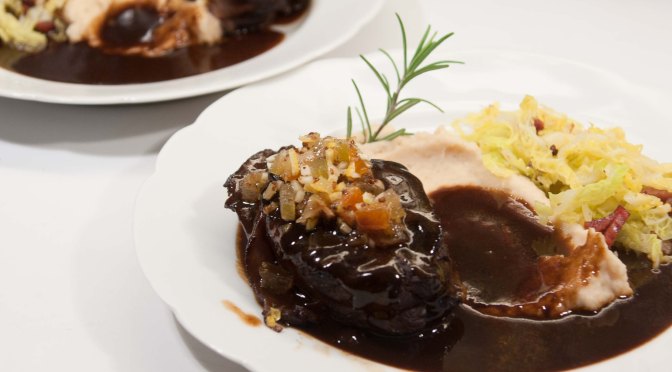 Haxe4two mit Senffrucht-Gremolata und Bohnenpüree