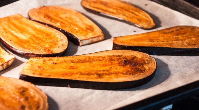 Karamellisierte Auberginen Neni, Hummus, Espelette-Gelée, Ei