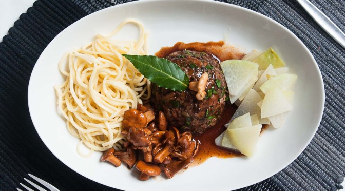 Timbale vom Kalbsschwanz, Eierschwämme, Kohlrabi