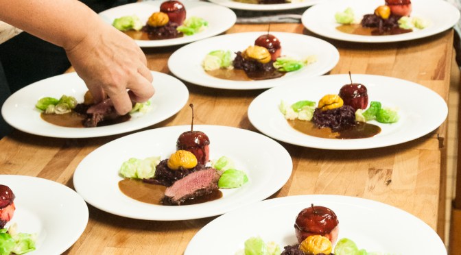 2016-09 Duo vom Gemsrücken und Gemsschlegel an Feigensauce, Rotkraut mit glasierten Marroni und Rosenkohlblätter, Holzäpfel und marinierte Trauben