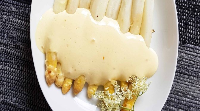 Spargel mit Holunderblüten und Mandelmilch-Hollandaise