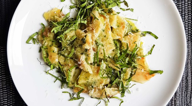 Testaroli mit Basilikum und Parmesan