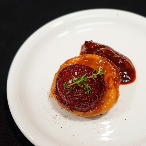 Tarte Tatin von Tropeazwiebeln