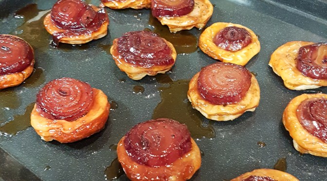 Tarte Tatin von Tropeazwiebeln, Zwetschgen-Balsamico-Coulis