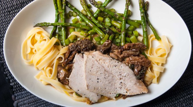 Perlhuhn an Vin Jaune mit Morcheln und Spargelspitzen