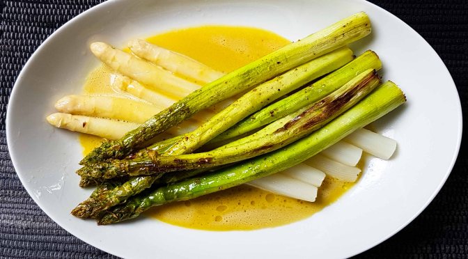Spargel an Orangenbutter mit Lakritze