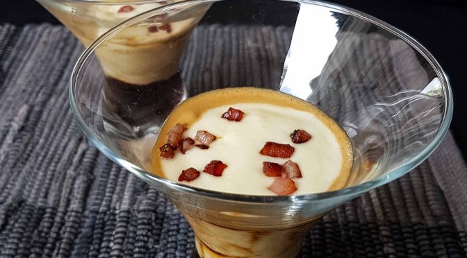 Sauerkrautcappuccino mit Speck und ein Koffer in Berlin