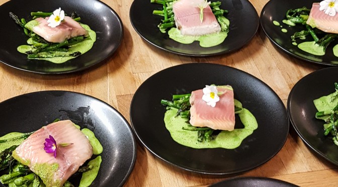 Saibling SV-gegart. Wildspargel. Bärlauchschaum.