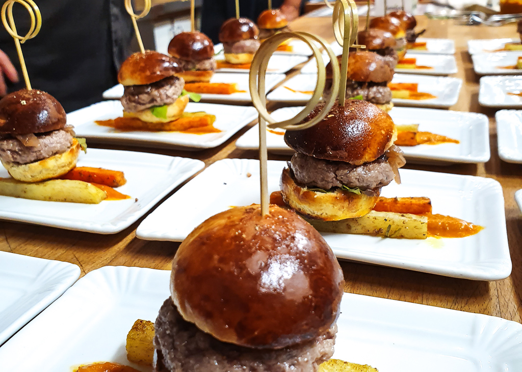 Rehburger im Briochebun. Feigenketchup. Süsskartoffelpommes ...