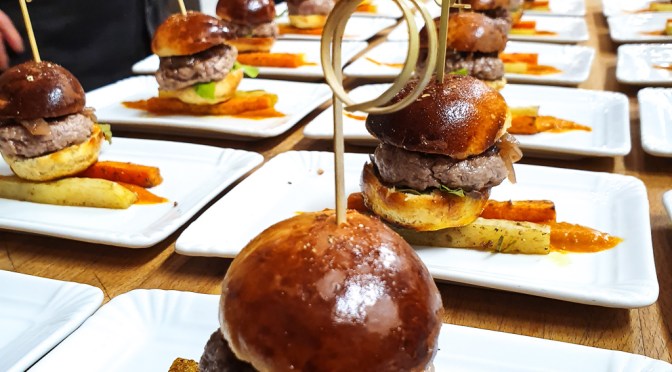 Rehburger im Briochebun. Feigenketchup. Süsskartoffelpommes. Zwiebelconfit