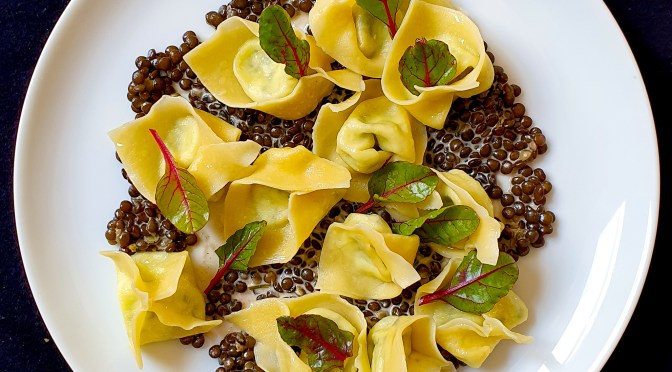 Ziegenricotta-Tortellini auf Kardamom-Linsen