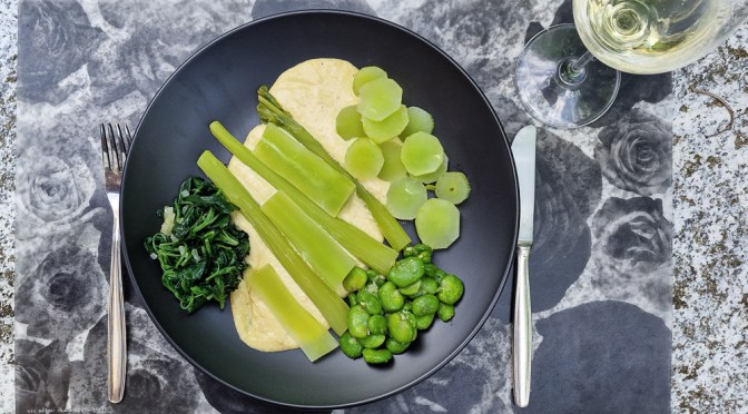 Celtuce, Fave, weisser Gänsefuss und Thonsauce