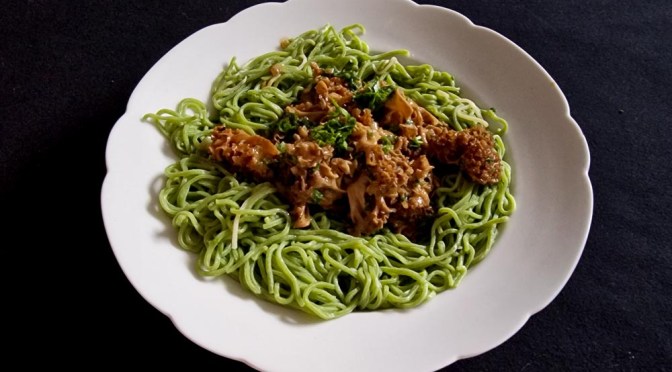 Weisse Morcheln. Grüne Taglierini.