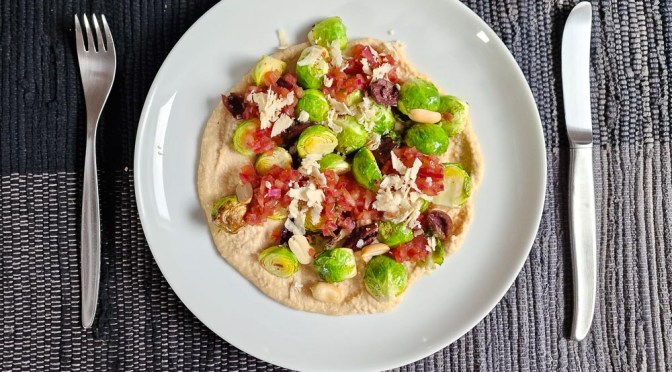 Rosenkohl mit Erdnusscreme und Zwiebel-Vinaigrette