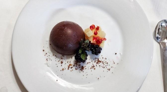 Quittenparfait im Schokomantel