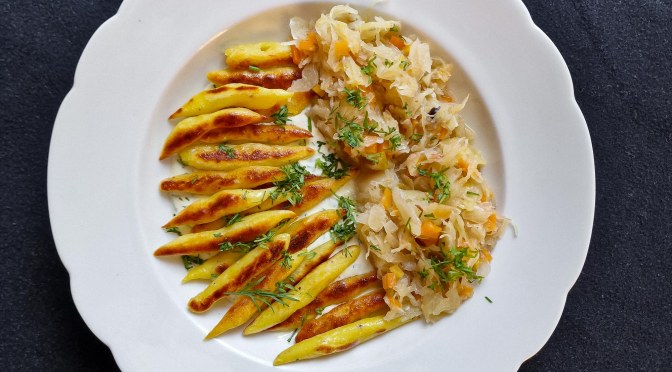 Sauerkraut mit Schupfnudeln und Dill-Senfcreme