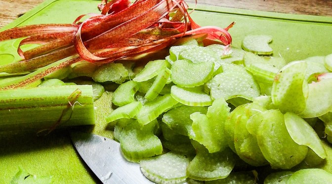 Rohen Rhabarber geniessbar machen