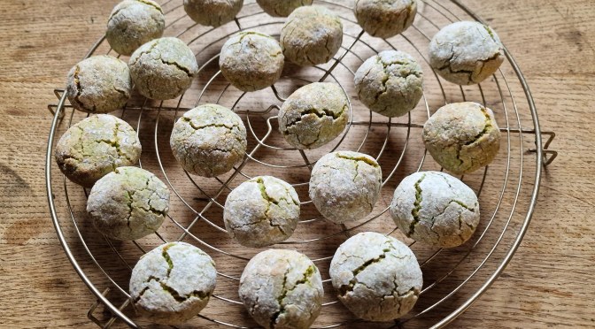 Zarte Amaretti mit Mandeln und Pistazien